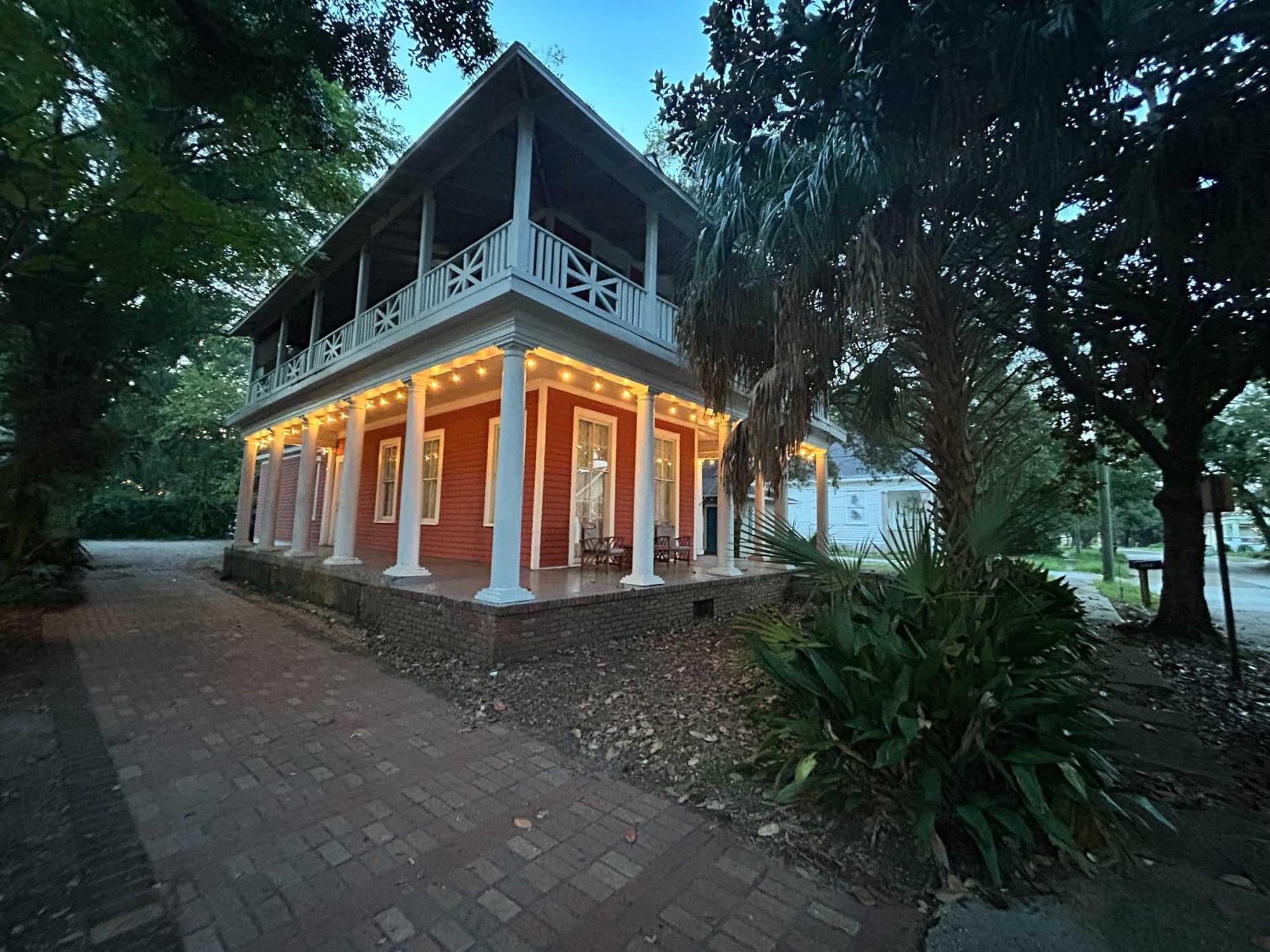 Pretty Peach Palace-Historic, Mins To Downtown Мобил Экстерьер фото